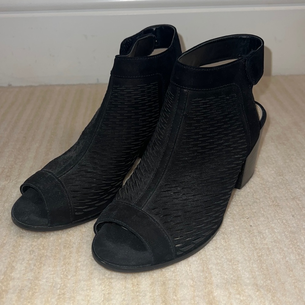 VINCE CAMUTO wedges